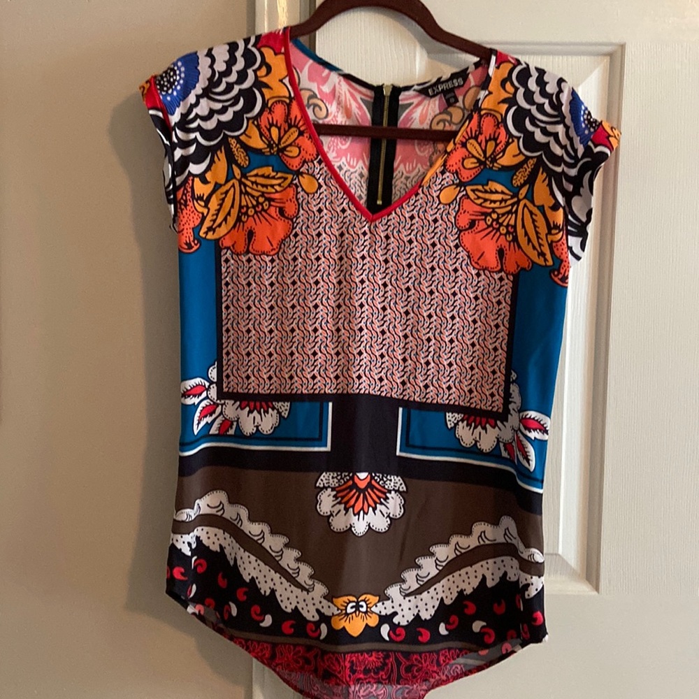 Express colorful summer shirt with a v neck. Size xs